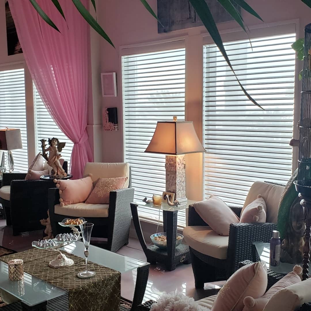 Cozy pink living room with wicker chairs